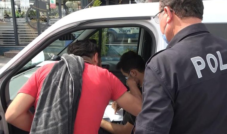 Antalya'da kendisine ceza kesilen vatandaş "Çok mutlu oldum" diyerek polisten makas aldı
