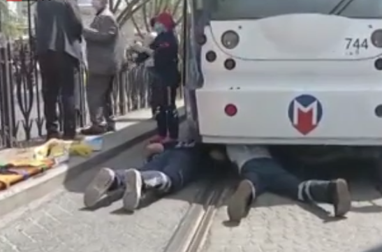 İstanbul'da bir kişi tramvayın altında kaldı