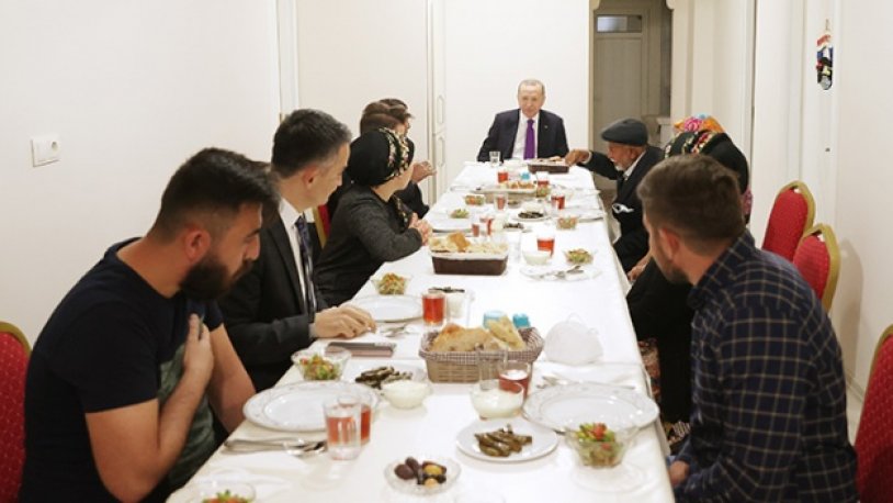 Erdoğan yine bir ailenin iftar sofrasında!