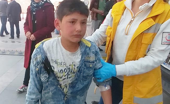 Mendil satan Suriyeli çocuk, kolundan bıçaklandı