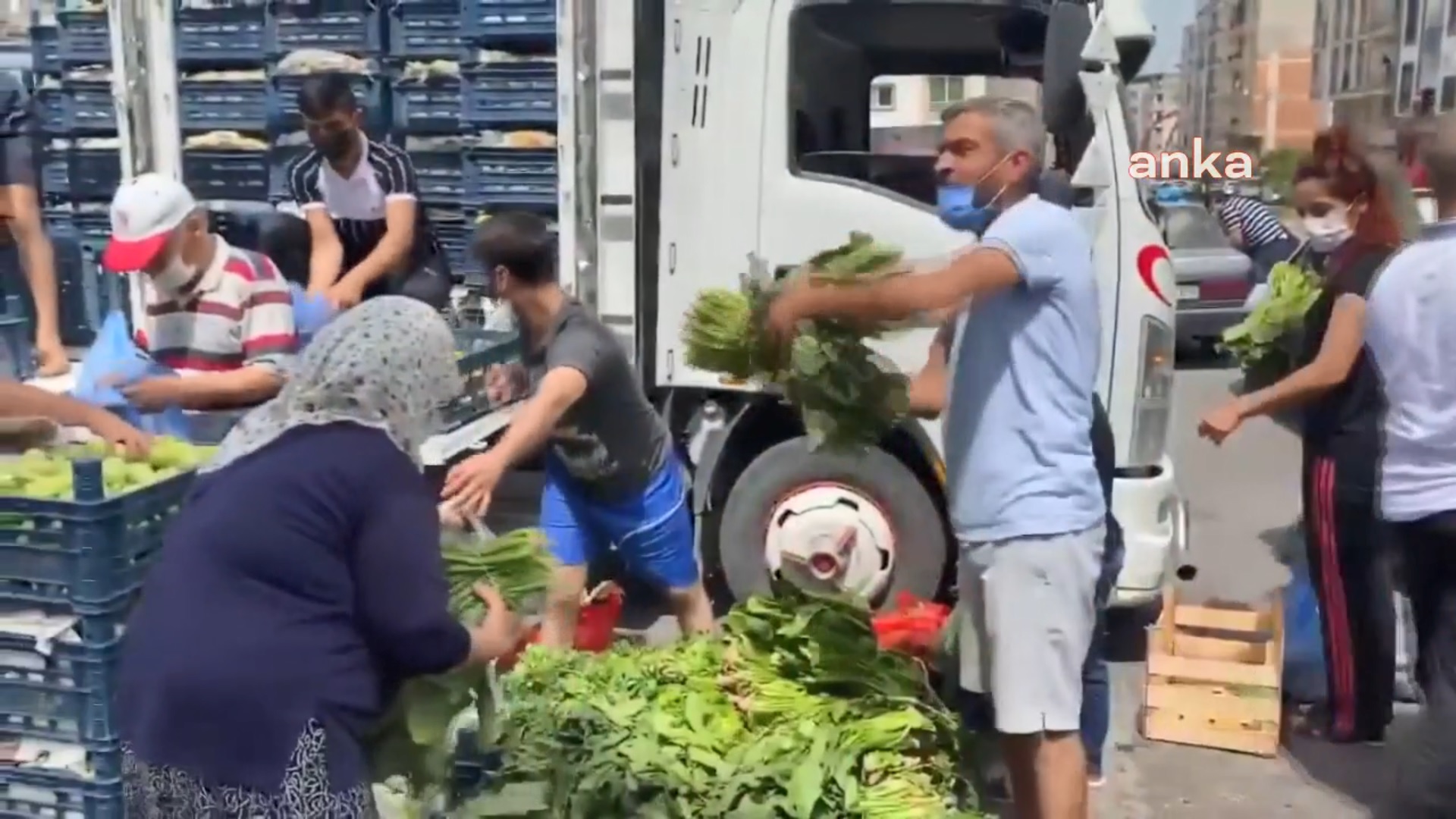 Hataylı pazarcı, 20 ton sebze dağıttı: “Amacımız, zincir marketlerdeki fahiş fiyatlara dikkat çekmek”