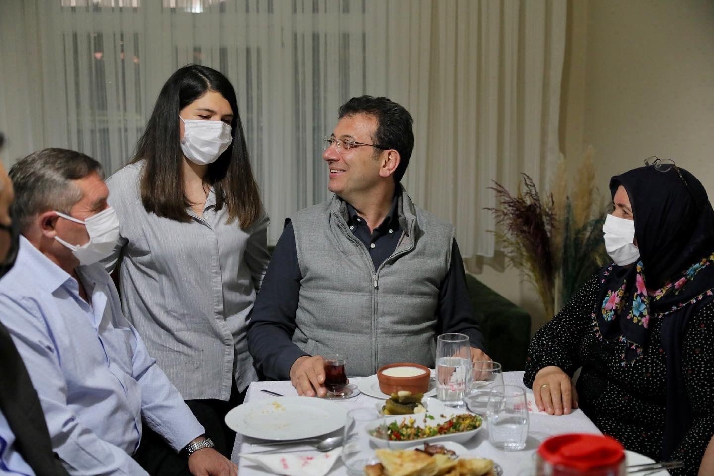 Ekrem İmamoğlu, 6 Mayıs’ta aynı evde! 2 yıl önce umudu yeşerttiği evde orucunu açtı…