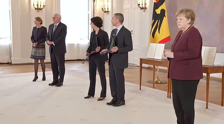 Merkel, ABD'ye yönetimine karşı Uğur Şahin'i savundu