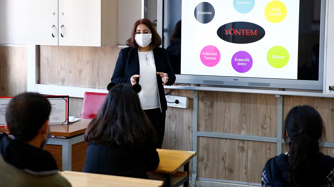 Öğretmenlerden Çavuşoğlu'na ironik soru: Turistik eğitim versek aşı olabilir miyiz?