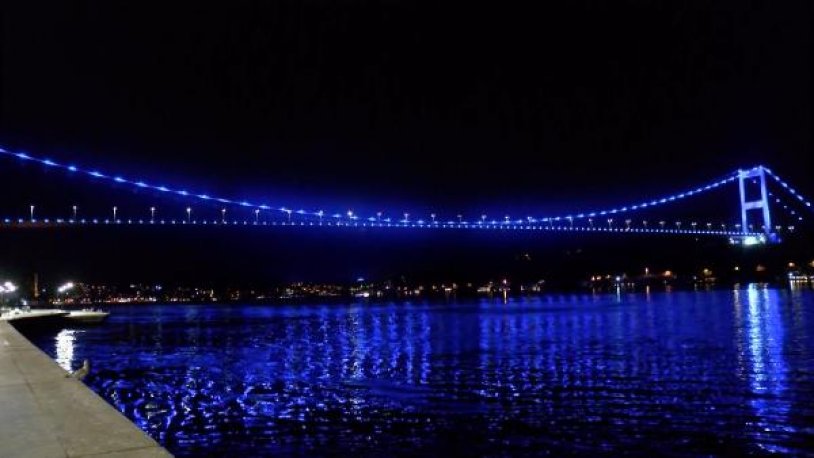 İstanbul'daki köprüler masmavi oldu