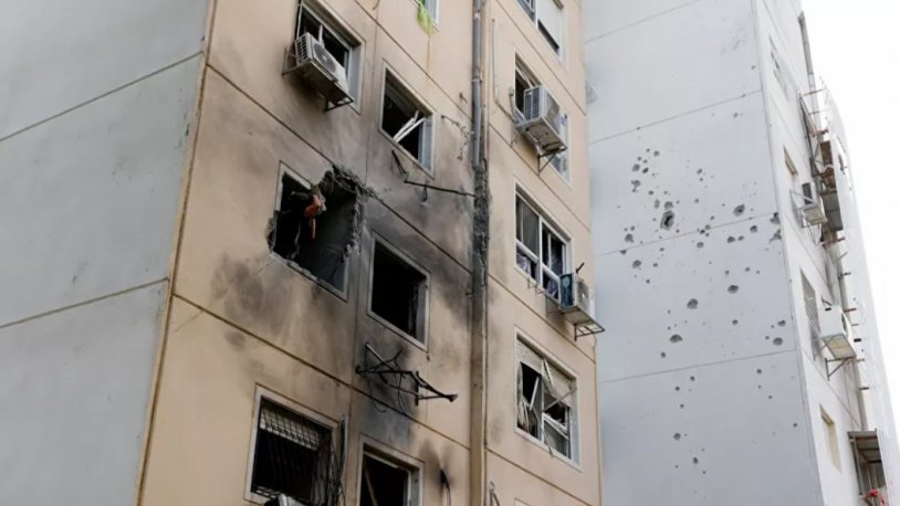 İsrail, Gazze'de sivillere ait binayı vurdu: Ölü sayısı gittikçe artıyor!