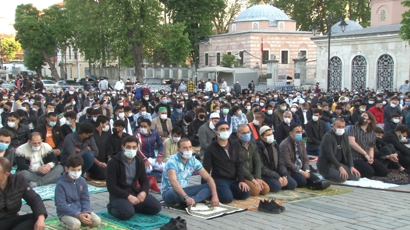 Ayasofya'da 87 yıl sonra ilk kez ''tam kapanma'ya rağmen binlerce kişiyle Ramazan Bayramı namazı!