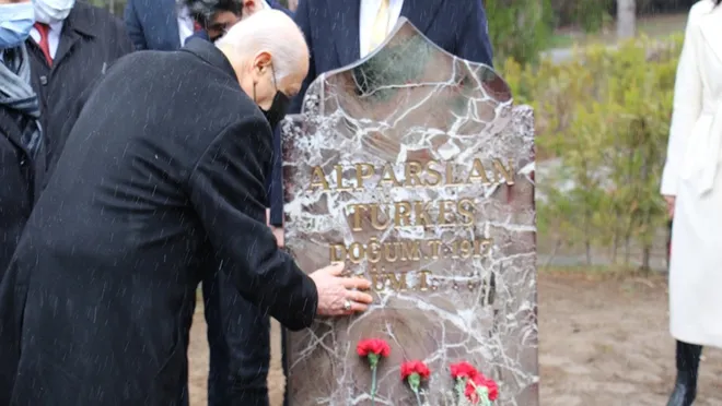 Devlet Bahçeli'den, Alparslan Türkeş'in kabrine ziyaret