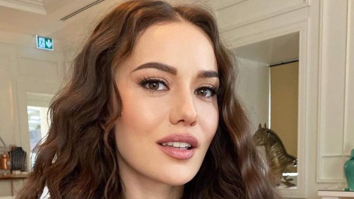 Fahriye Evcen'den tepki çeken bornozlu bayram mesajı