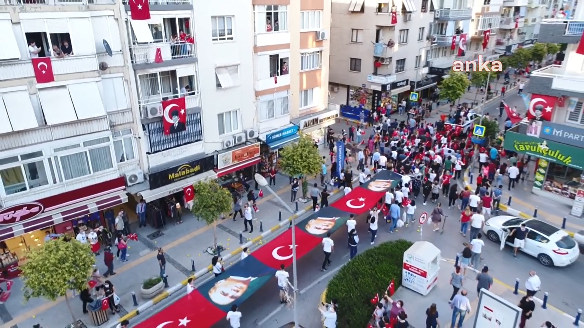 190 genç, 190 metrelik bayrağı taşıdı…