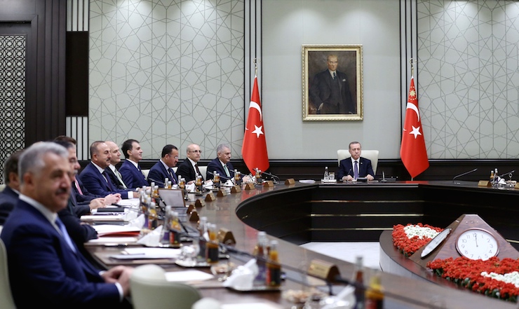 Yılmaz Özdil: "AKP iktidarında yolsuzluktan suçlu bulunan tek siyasetçi var!"