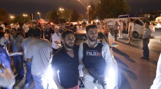 Hürriyet saldırganları ile polis aynı karede!