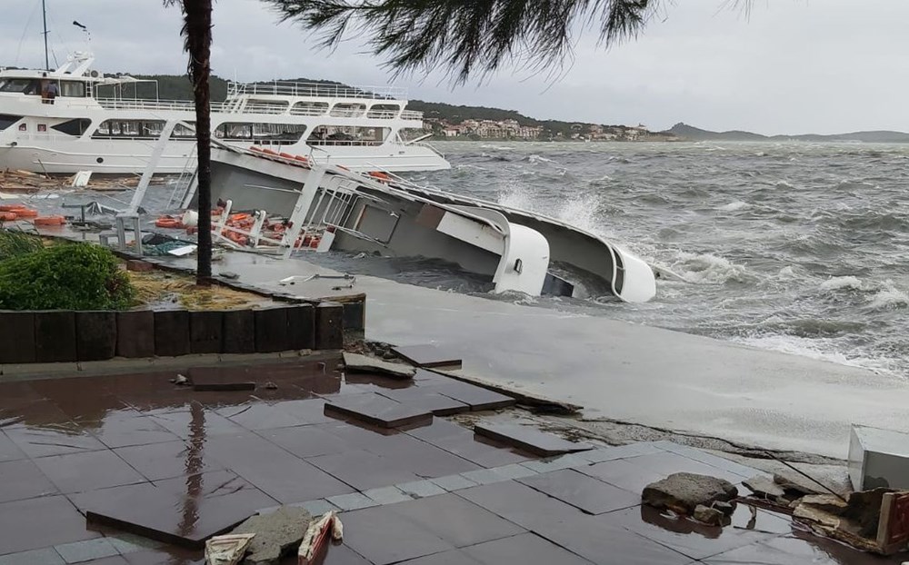 Balıkesir Ayvalık'taki fırtına tekneleri batırdı