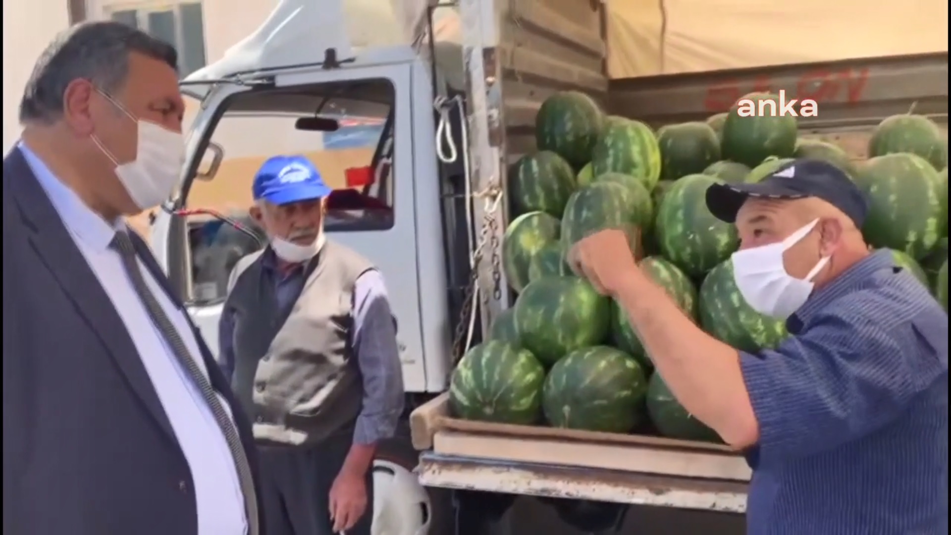 Niğdeli pazarcı: “Karpuzu dilimle veriyorum”