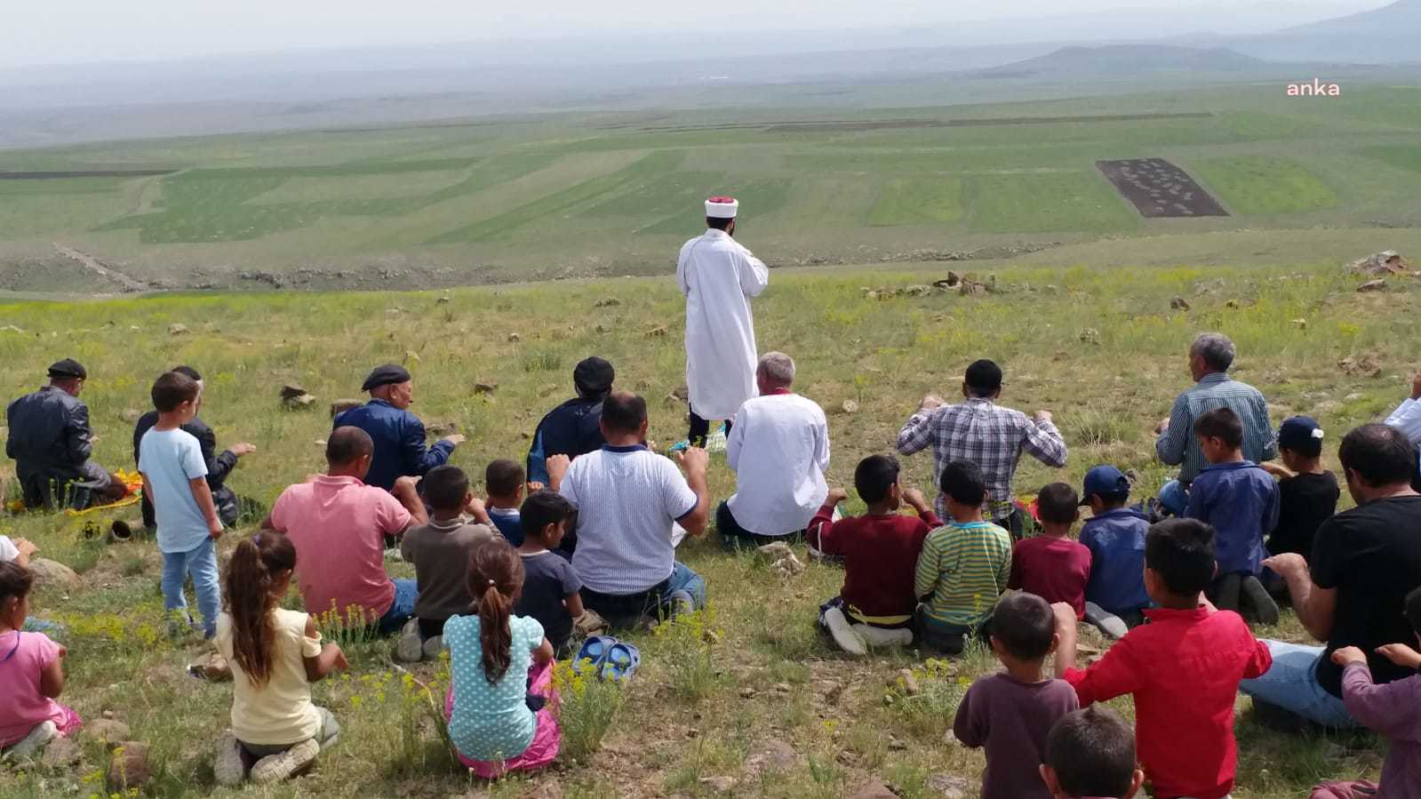 Kars’ta köylüler, yağmur duasına çıktı…