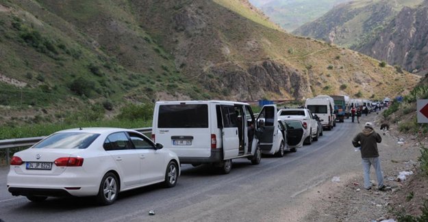 Valilik açıklama yaptı, kilometrelerce kuyruk oluştu