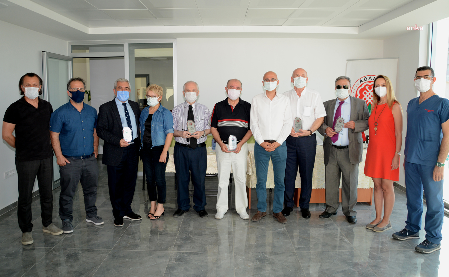 Adana’da 40 ve 50 yılını dolduran doktorlara plaket…