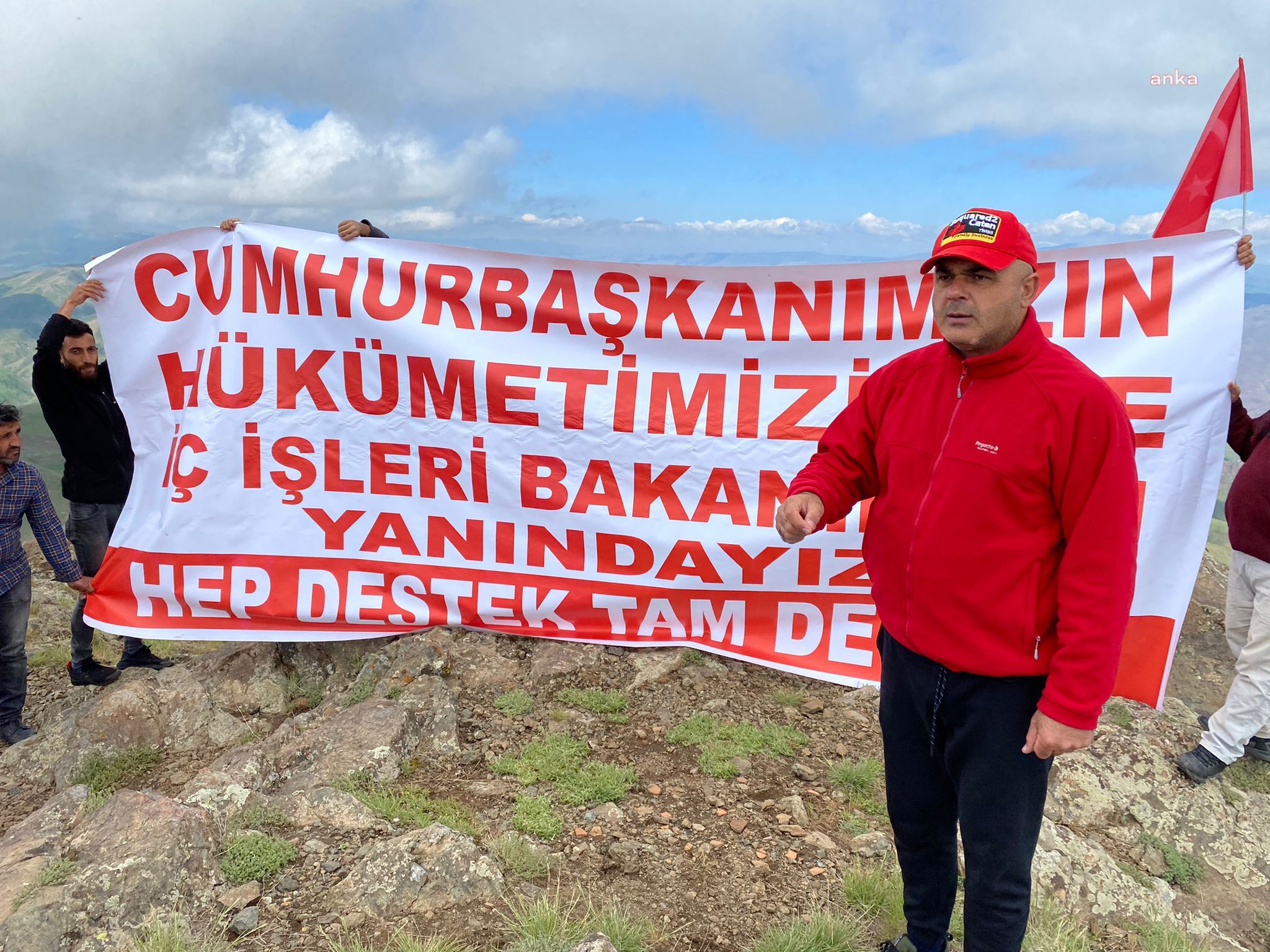 Soylu’ya destek için dağa çıkıp pankart açtı…