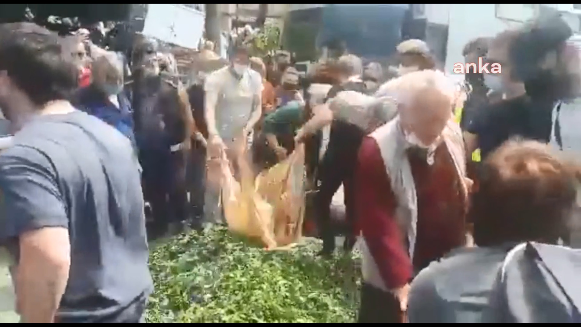 Üretici, ÇAYKUR’u protesto için çayları yola döktü…