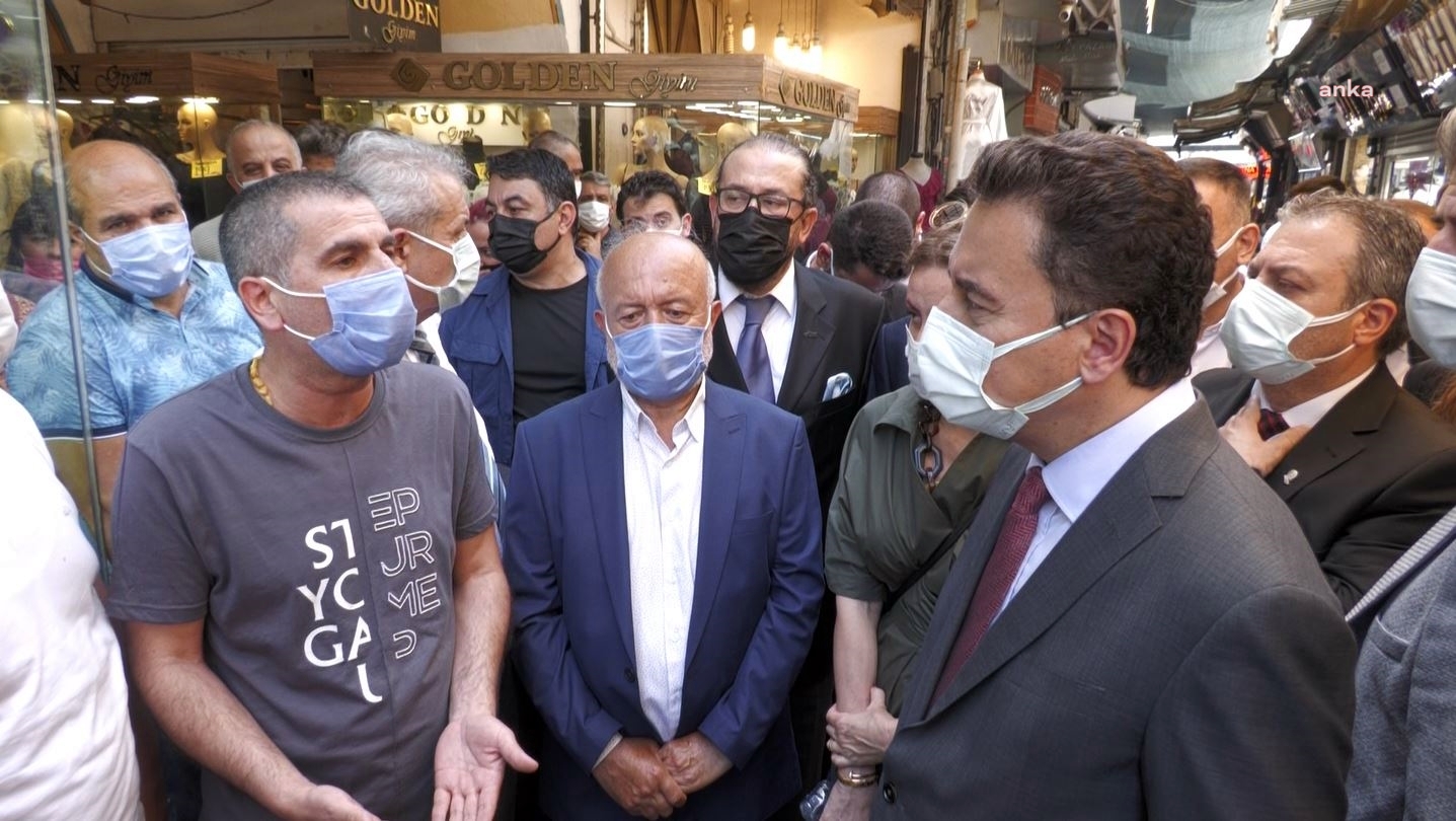 Babacan, Kemeraltı’nda esnaf dinledi: “Tefecilere çek kırdırıyoruz, halimiz perişan”