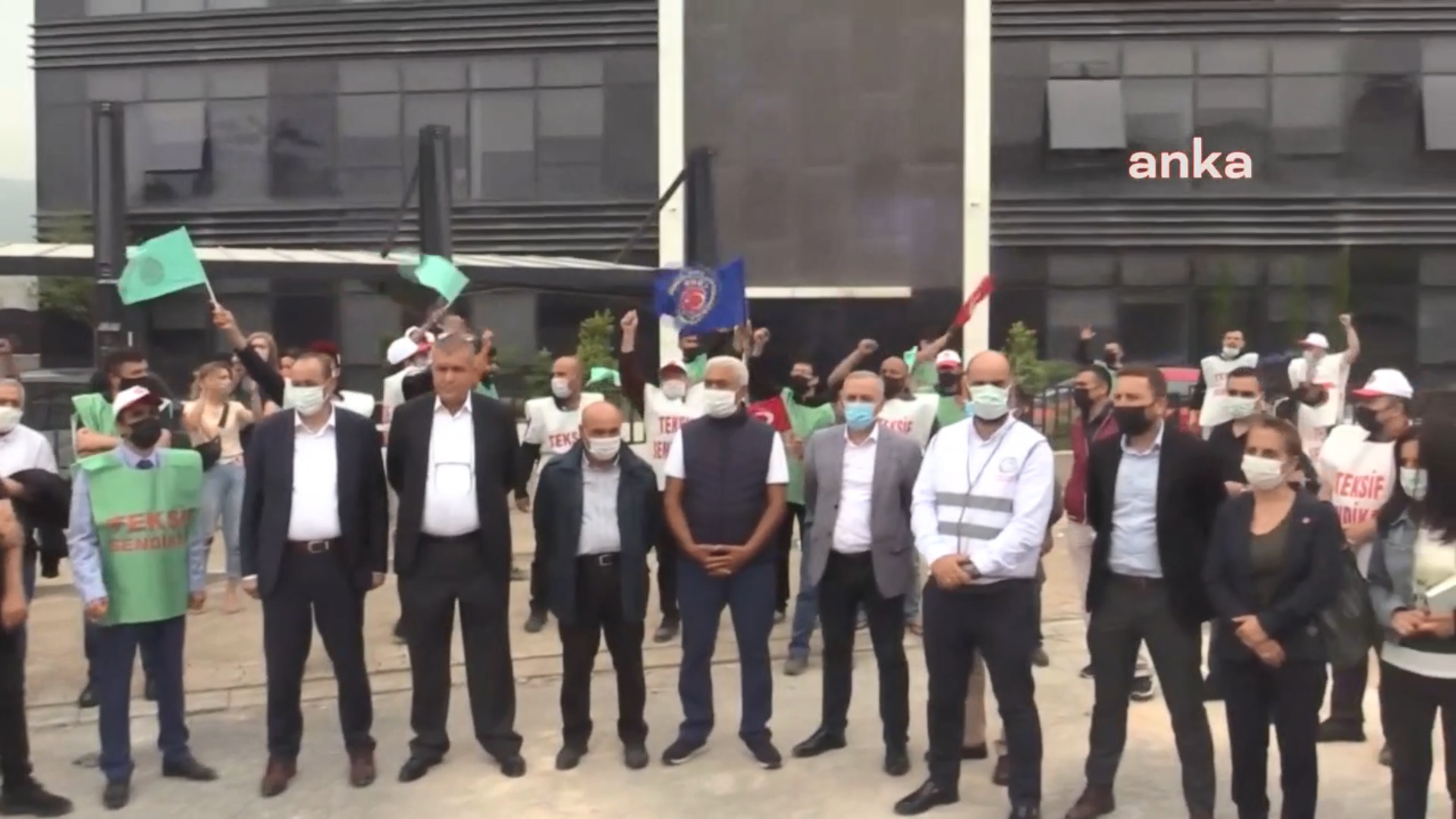 İşten atılan sendikalı arkadaşları için eylem yaptılar…