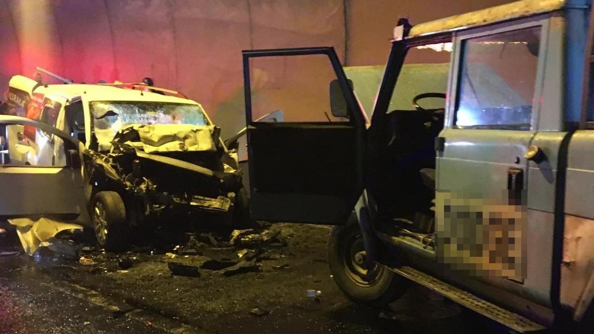 Tünele ters giren kamyonet, otomobile çarptı!