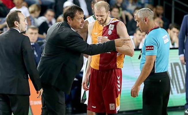 Ergin Ataman'a; 3 maç men ve 20 bin TL para cezası