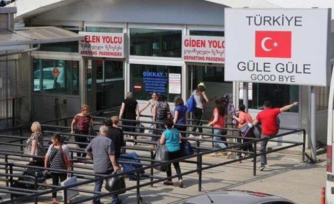 Sınır kapısında valizden insan çıktı