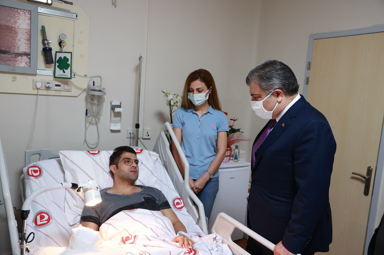 Bakan Koca, yaralı doktoru ziyaret etti