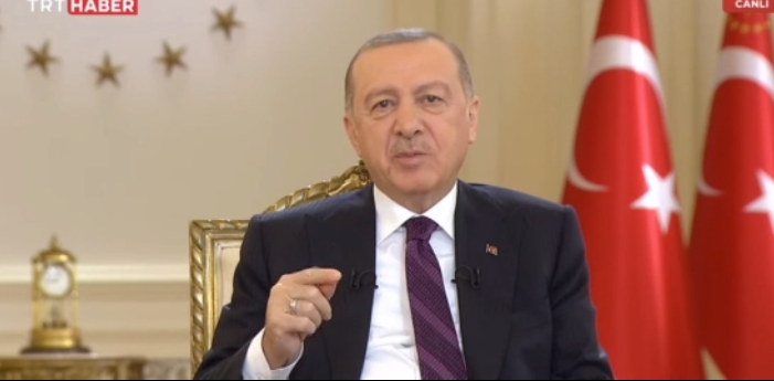 Erdoğan'ın gözleri yanıt vermek için promptere takıldı