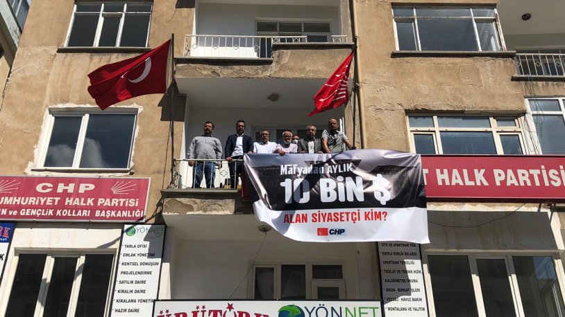 CHP 'Mafyadan aylık 10 bin dolar alan siyasetçi kim?' pankartı açtı