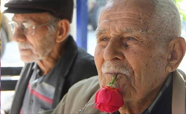 59 yıldır ağzında gül ile dolaşıyor