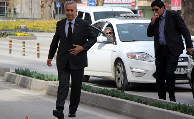 Arınç 'Altımda arabam yok' diyerek Gül'ün babasının cenazesine katılmadı