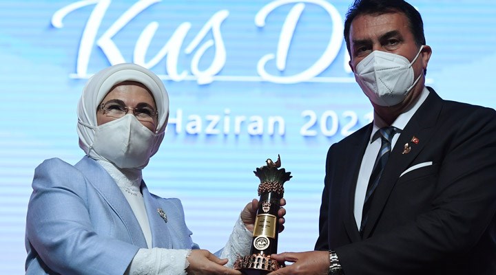 Emine Erdoğan, 'Çakma ödül' ile gündeme gelen AKP'li Başkan Dündar'a ödül verdi