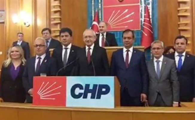 Kılıçdaroğlu Grup Toplantısı'nda Gül'e rozetini taktı