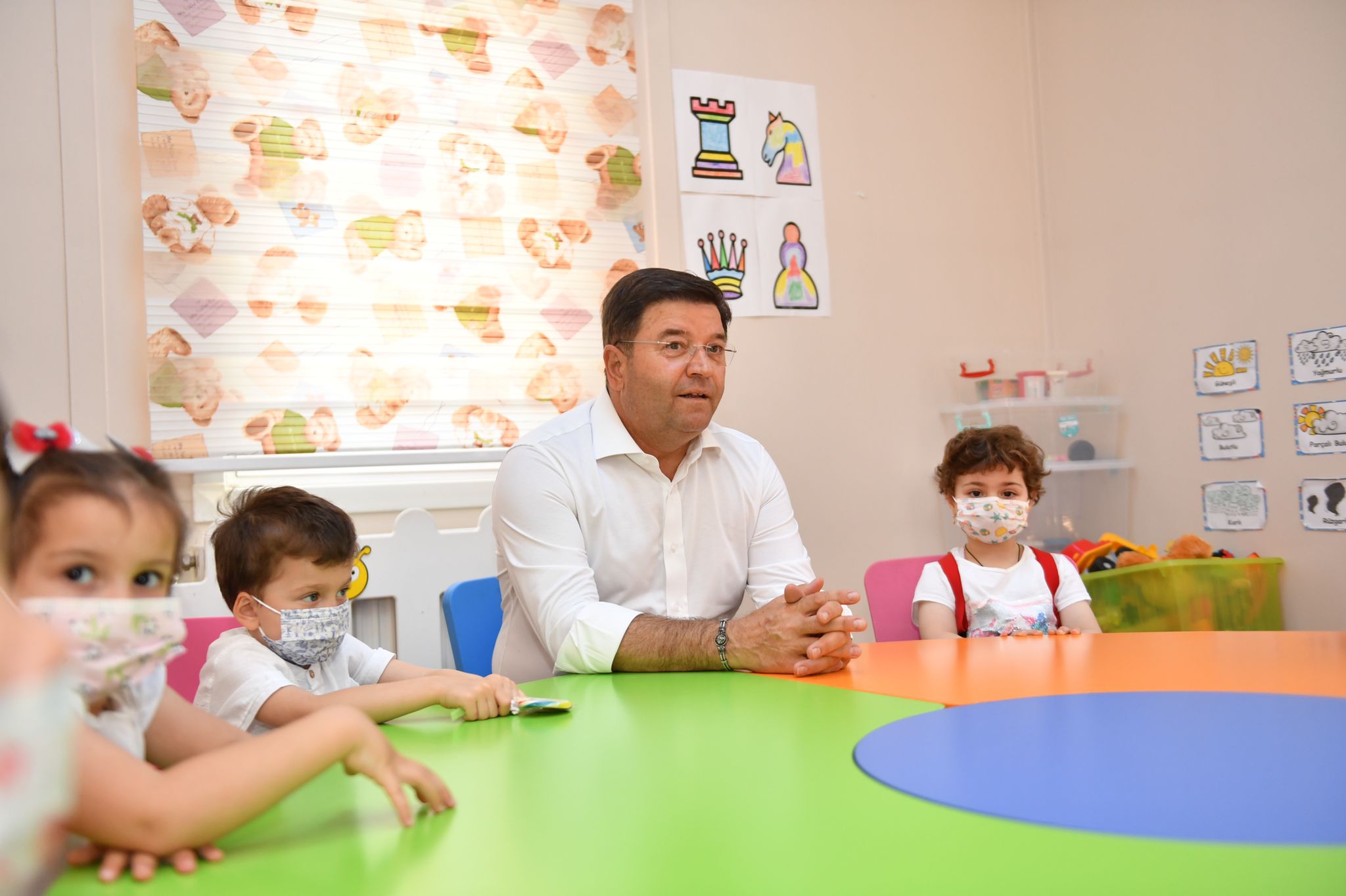 Çocuklar karnelerini Maltepe Belediye Başkanı Ali Kılıç'ın elinden aldı