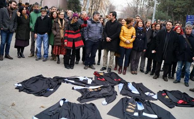İhraç edilen akademisyenler ayakta kalmaya çalışıyor