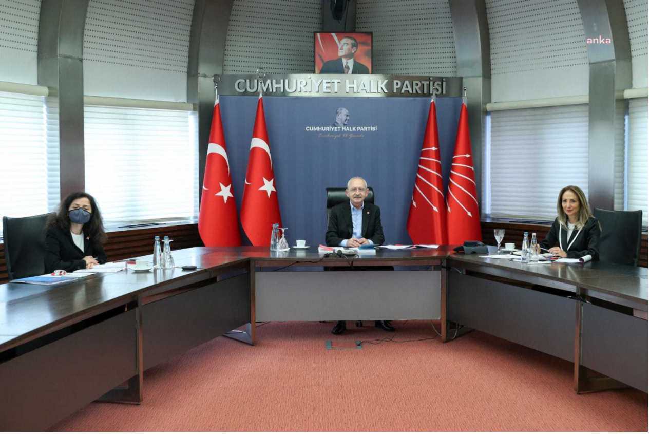 Kılıçdaroğlu Kadın Kolları il başkanları ile buluştu