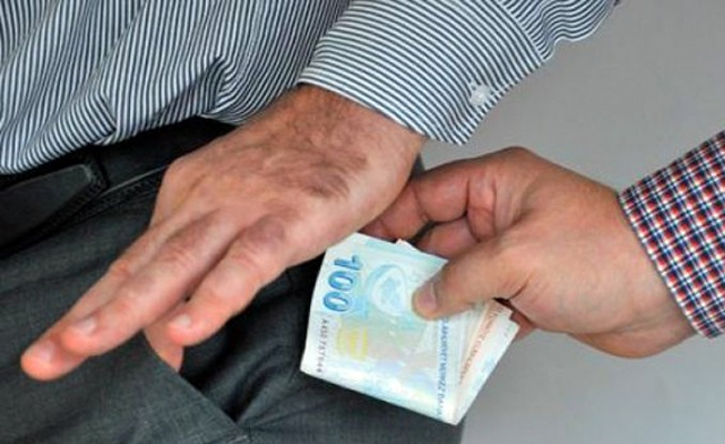 Ceza mahkemesi yazı işleri müdürüne rüşvet gözaltısı