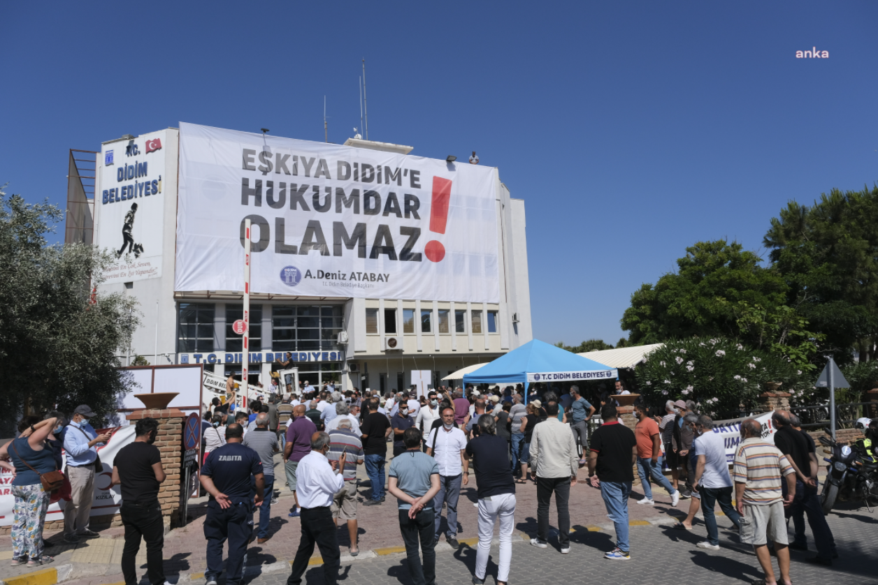 Didim Belediyesi önünde “Eşkıya Didim’e hükümdar olamaz” pankartı açıldı