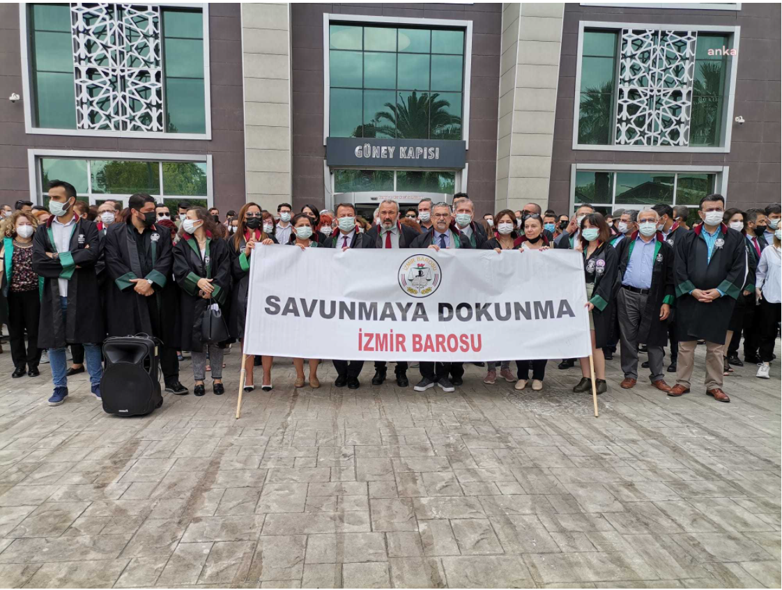 İzmirli avukatlar meslektaşlarına yapılan silahlı saldırıyı protesto etti