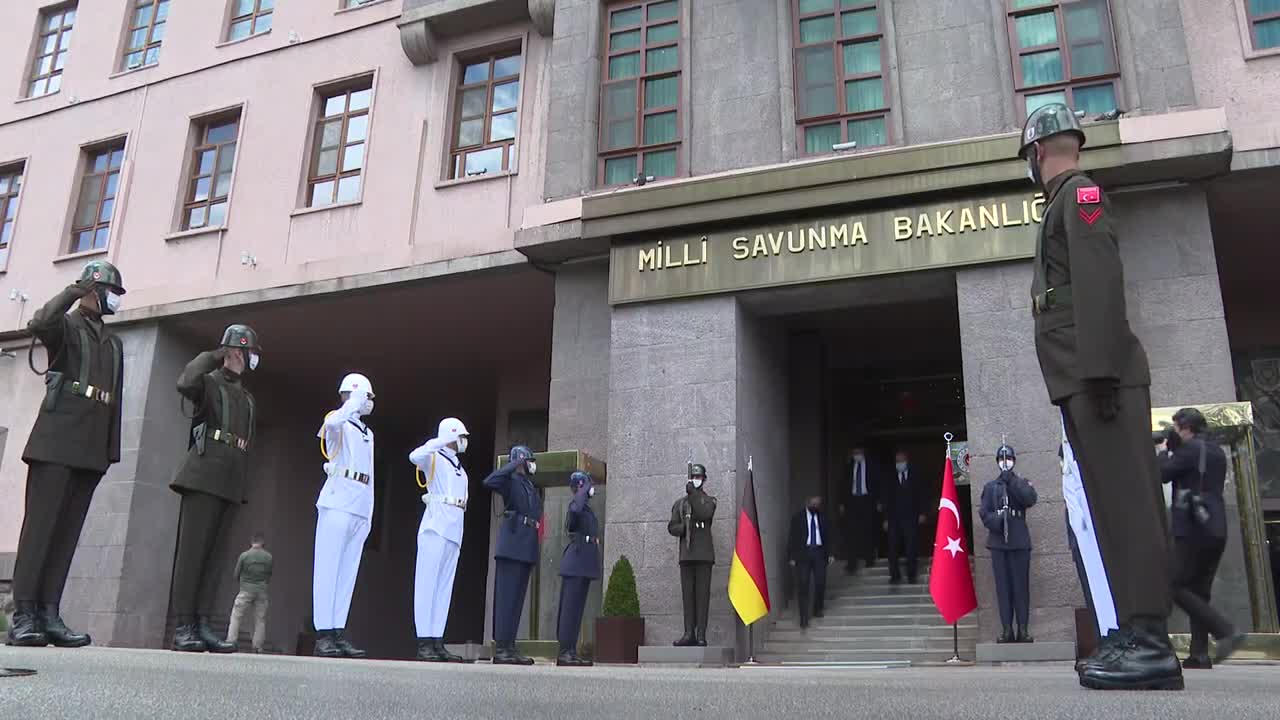 Hulusi Akar, Almanya Savunma Bakanı ile bir araya geldi