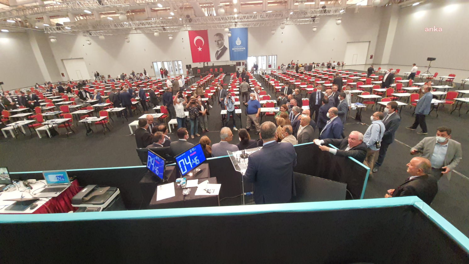 İBB Meclisi'nde AKP'liler kürsüye yürüdü