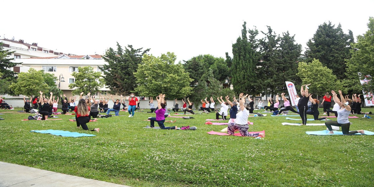 Maltepe Belediyesi Dünya Yoga Günü'nde onlarca vatandaşı bir araya getirdi