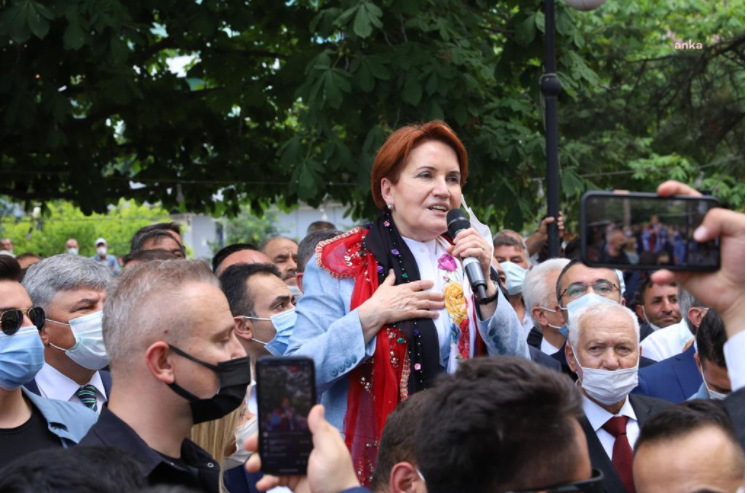 Akşener, Afyonkarahisar'da esnafla bir araya geldi