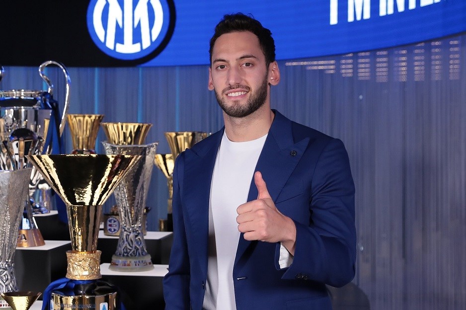 Hakan Çalhanoğlu transferi resmen açıklandı