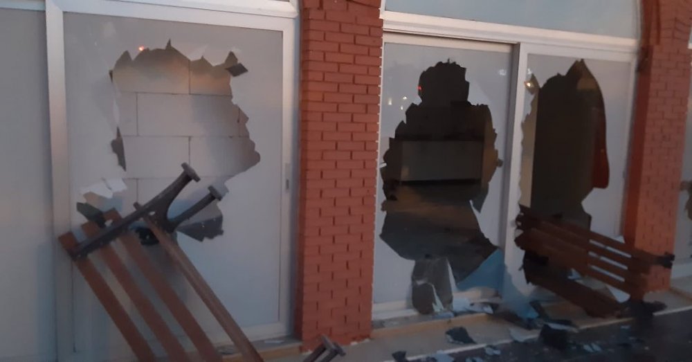 Çeşme Belediyesi'nin zabıta ofisine taşlı saldırı!