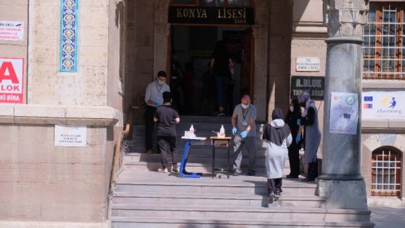 Velilerin 'aç, aç' tezahüratıyla geç kalan genç sınava alındı