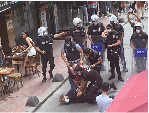 İstanbul'da Onur Yürüyüşü'ne polis müdahalesi