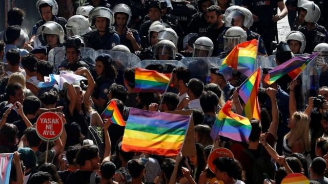 Yılmaz Özdil: "LGBTİ gibi onurunuz olsa keşke!"
